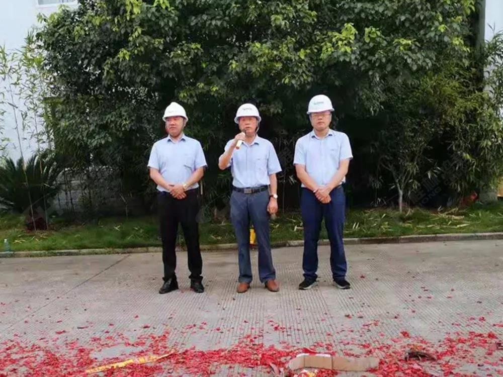 桂林鴻程董事長容平勛發表致辭桂林鴻程機電設備有限公司廠區2#生產廠房開工大吉！